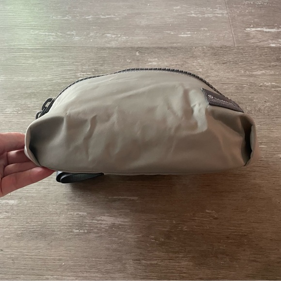 NWT Lululemon All Day Essentials Belt Bag 2.5L in Silver Drop/Asphalt Grey - Picture 4 of 13